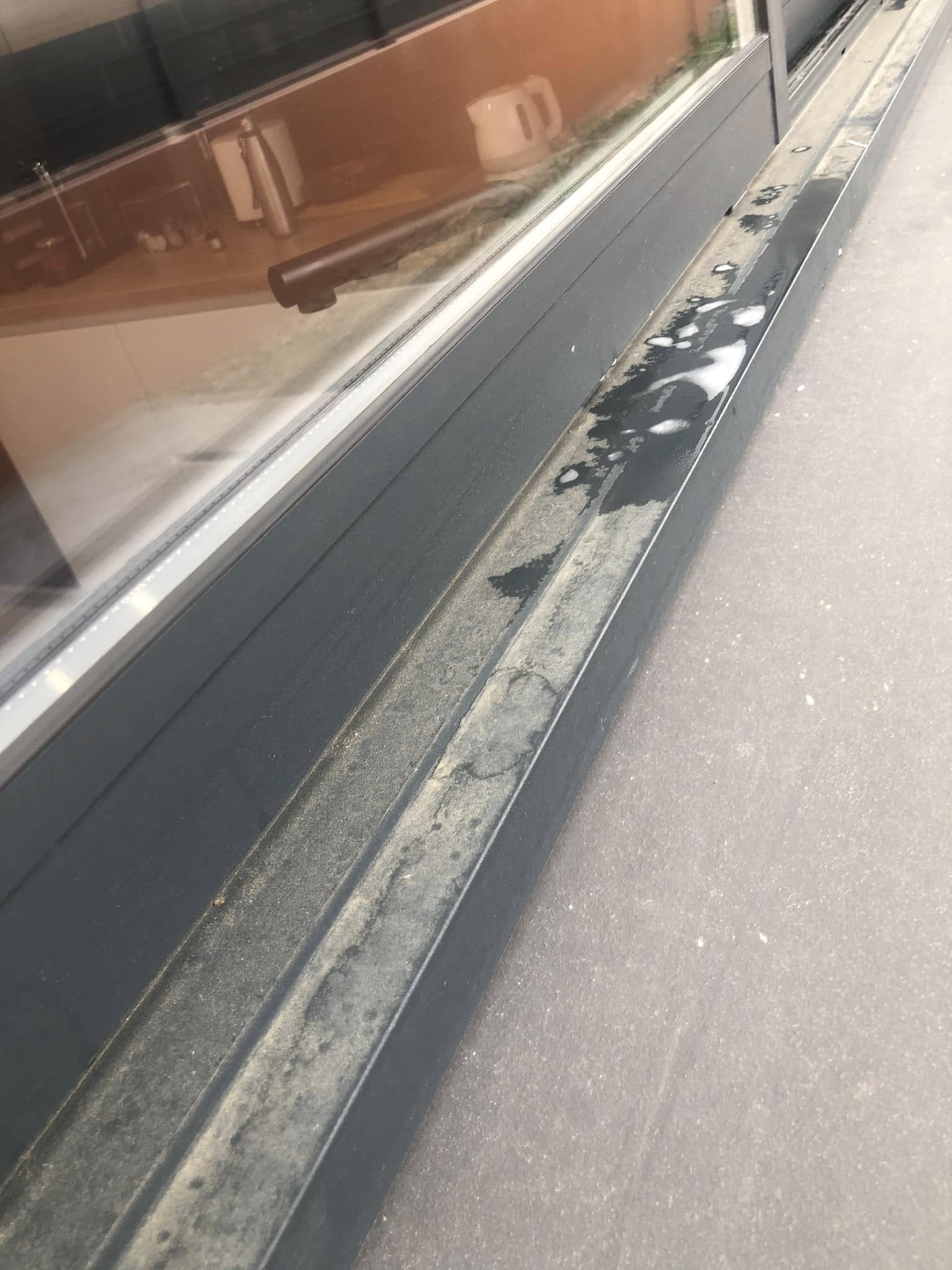 Avant intervention — Vitrage terni par les traces, poussières et dépôts extérieurs